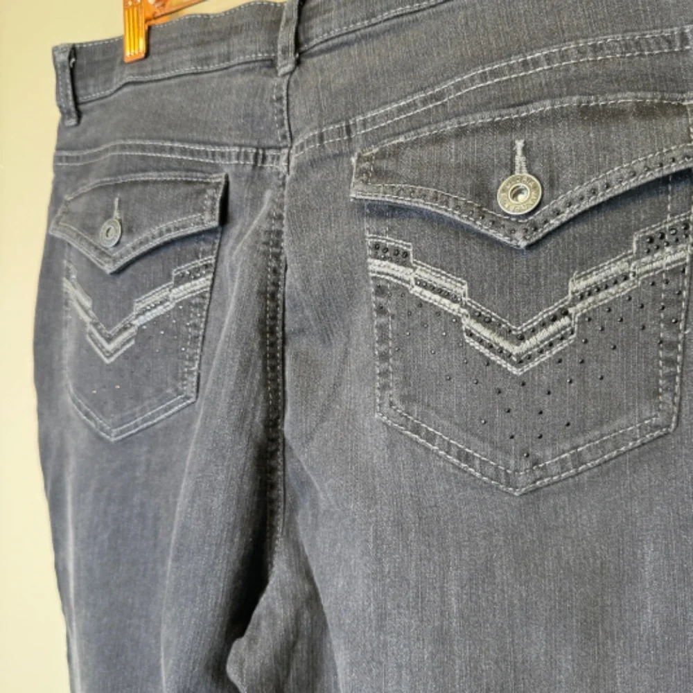 GV | Missy Rear Embroidered Pocket Flap Comfy Stretchy Straight Jeans - Picture 6 of 14